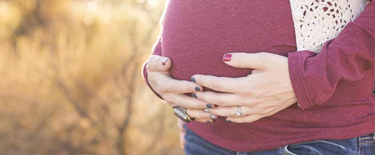 Mujer abrazando su barriga